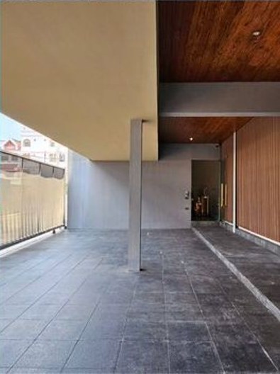 Lat Phrao Courtyard House 04